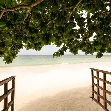 Uroa Beach Lodge 외부 사진